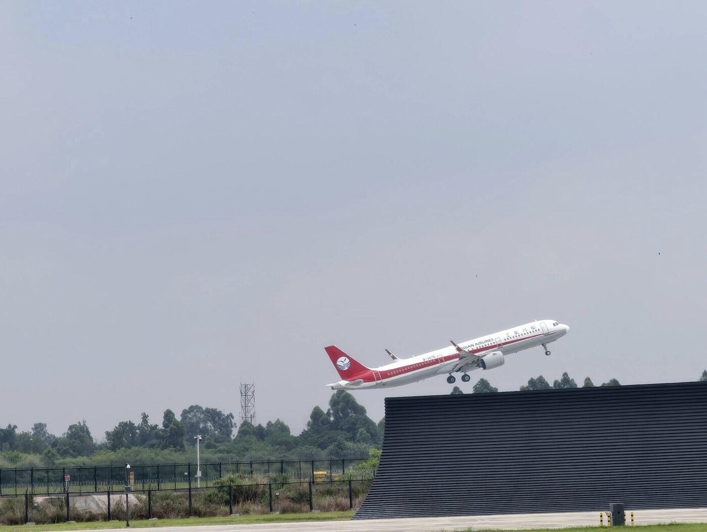A Sichuan Airlines Airbus A321 lifting off from Chengdu Shuangliu